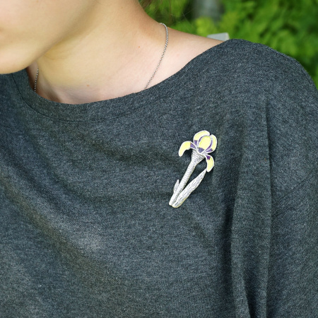 Брошь из серебра с эмалью «Желтый ирис»