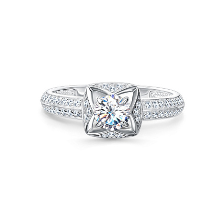 Серебряное кольцо с муассанитом и фианитами