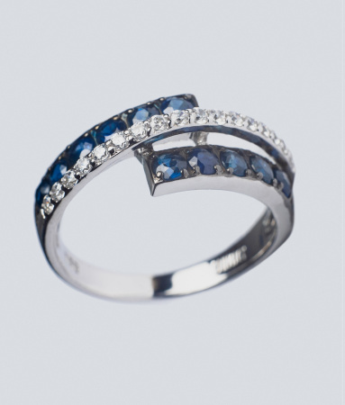 Серебряное кольцо с сапфиром и фианитами