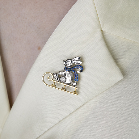 Серебряная брошь с фианитами «Заяц на санках»