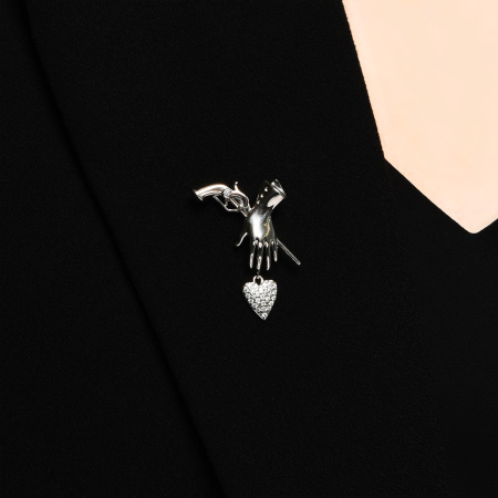 Серебряная брошь с фианитами «Сердце»