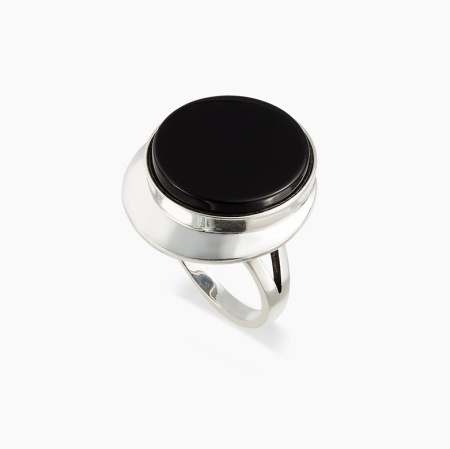 Серебряное кольцо «Пьедестал» с ониксом