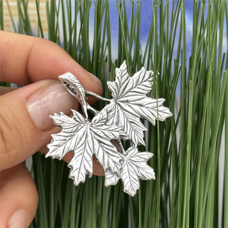 Серебряный кулон «Клён»