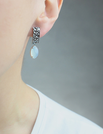 Серебряные серьги с халцедоном и фианитами