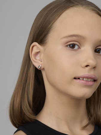 Детские серьги-пусеты из серебра с бриллиантом