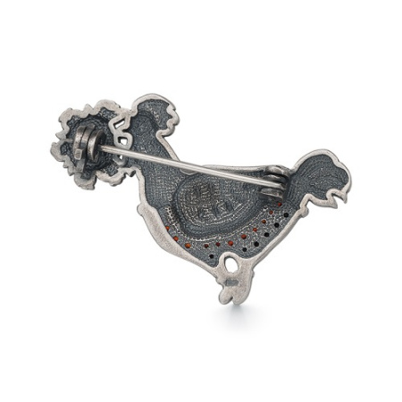 Брошь серебряная с фианитами «Курочка-Хранительница Очага»