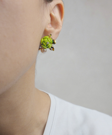 Серебряные серьги с синтетическими кораллами, эмалью и культивированным жемчугом