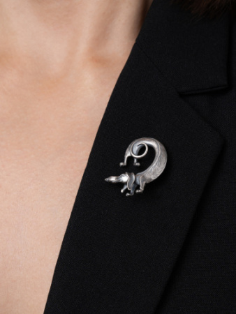 Брошь из серебра «Необыкновенно длинная собака Такса»