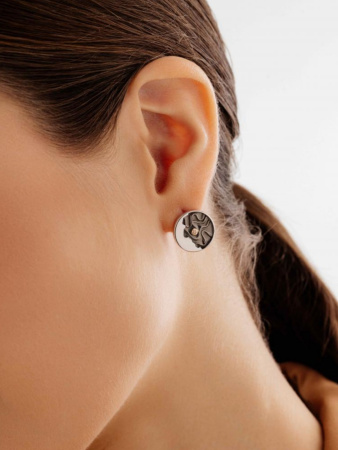 Серебряные серьги с бриллиантом