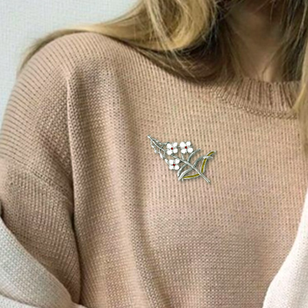 Серебряная брошь с эмалью «Цветок белый»