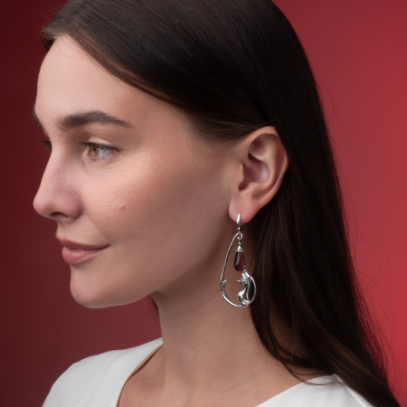 Серебряные серьги Кот под фонарем длинные с кварцем бургунди