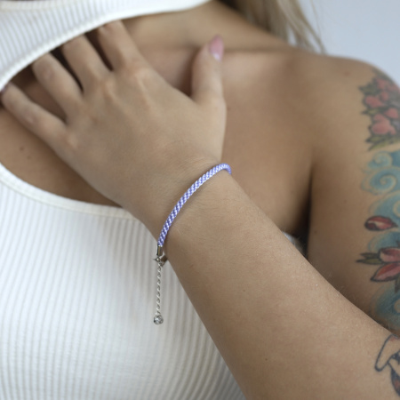 Серебряный браслет на плетеном шнурке