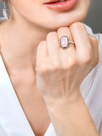 Серебряное кольцо с розовым кварцем и марказитами Swarovski