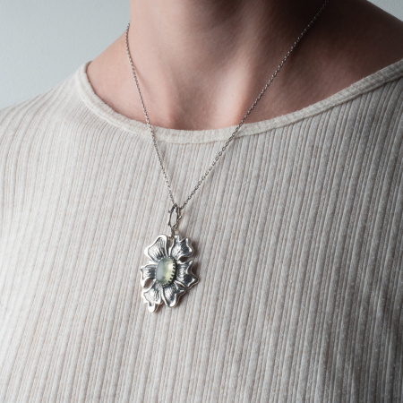 Кулон из серебра с пренитом «Райский цветок»