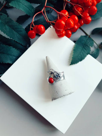 Серебряное кольцо с кораллом «Птица»