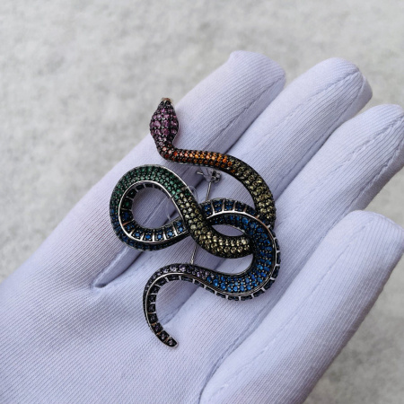 Брошь из серебра «Змея» с фианитами, шпинелью, корундами синт.