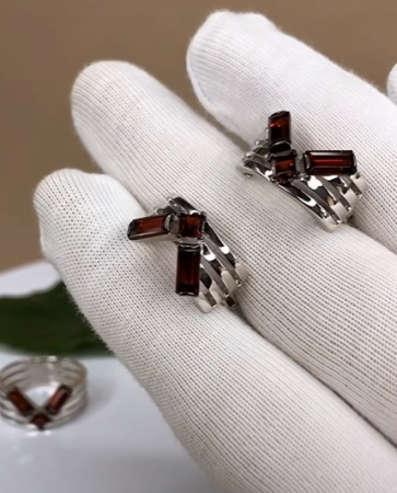 Серебряные серьги с гранатом «Вектор»