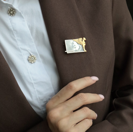 Брошь из серебра с перламутром «Грифон» канал Грибоедова