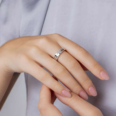 Серебряное кольцо с бриллиантом