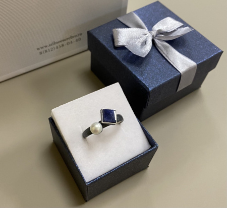 Кольцо из серебра с жемчугом и лазуритом