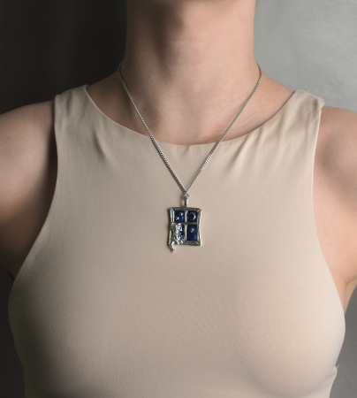 Серебряная подвеска с эмалью «Кошка на окоше»