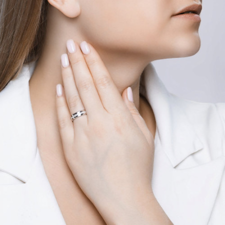 Обручальное кольцо из серебра с фианитами