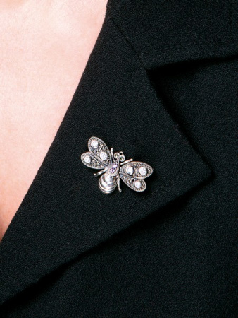 Серебряная брошь с марказитами Swarovski, аметистом и фианитами