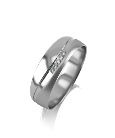 Обручальное кольцо из серебра с фианитами