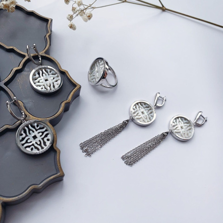 Серьги с резным перламутром и кисточкой из серебра