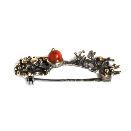 Серебряная брошь с кораллом
