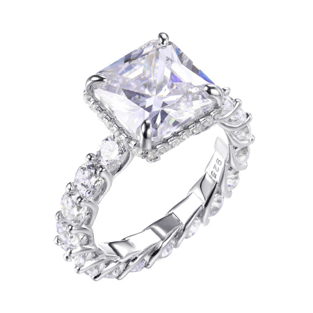 Кольцо из серебра с фианитами