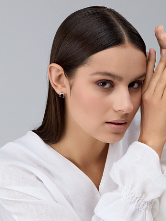 Серебряные серьги-пусеты с гранатами