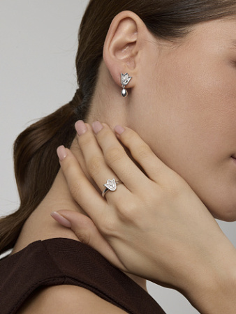 Кольцо из серебра с фианитами «Тюльпан»