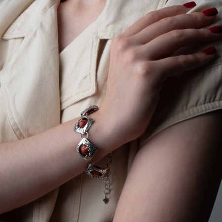 Серебряный браслет с кораллом