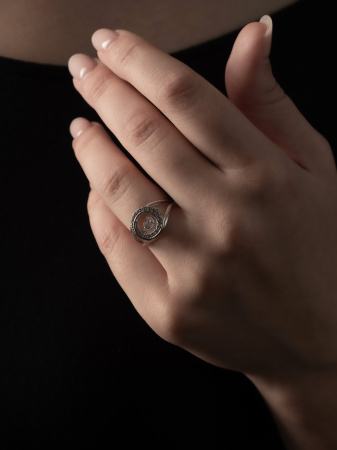 Серебряное кольцо с танцующим фианитом