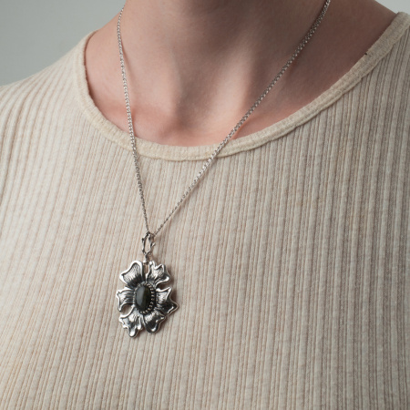 Серебряный кулон с лабрадором «Райский цветок»