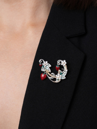 Серебряная брошь с эмалью и фианитами «Ягодка»