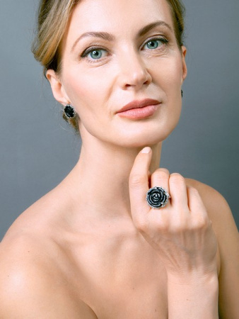 Серебряное кольцо с черным ониксом и марказитами Swarovski