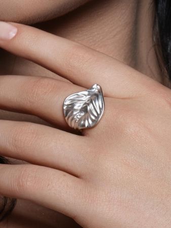 Серебряное кольцо с фианитом «Лист»