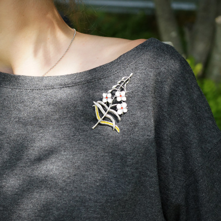 Серебряная брошь с эмалью «Цветок белый»