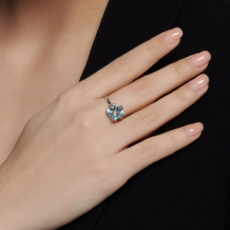 Серебряное кольцо с топазом и фианитами