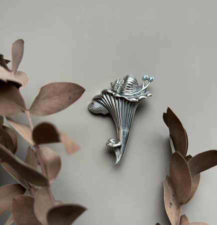 Брошь из серебра с фианитами «Улитка»