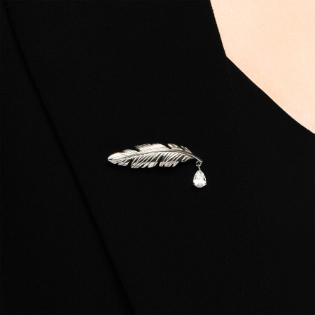 Серебряная брошь с фианитом «Перо»