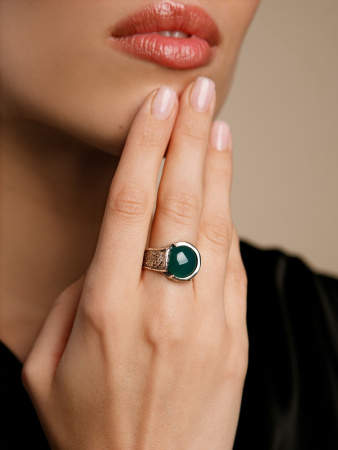 Серебряное кольцо с зеленым агатом и золотом