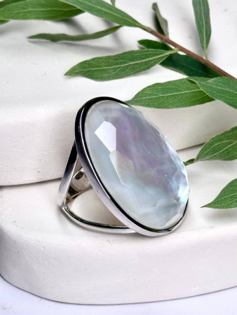 Серебряное кольцо с перламутром, горным хрусталем