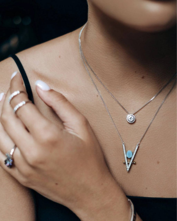 Серебряное колье с агатом и фианитами «Баланс»