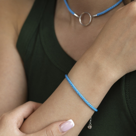 Серебряный браслет на плетеном шнурке