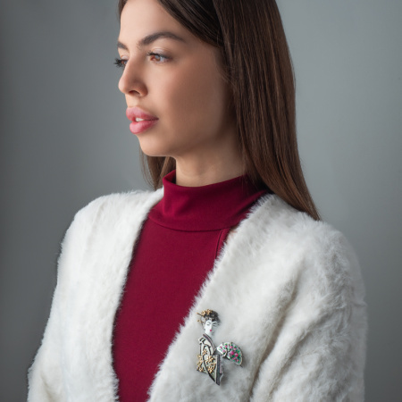 Брошь из серебра с фианитами, перламутром, шпинелью «Гейша»