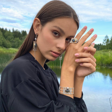 Кольцо из серебра с лунным камнем, жемчугом и фианитами