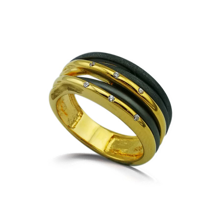 Серебряное кольцо с белыми топазами и позолотой